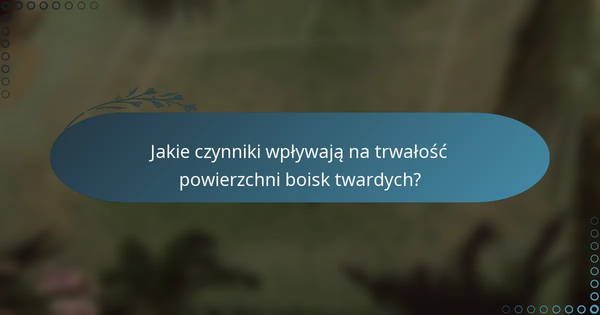 Jakie czynniki wpływają na trwałość powierzchni boisk twardych?