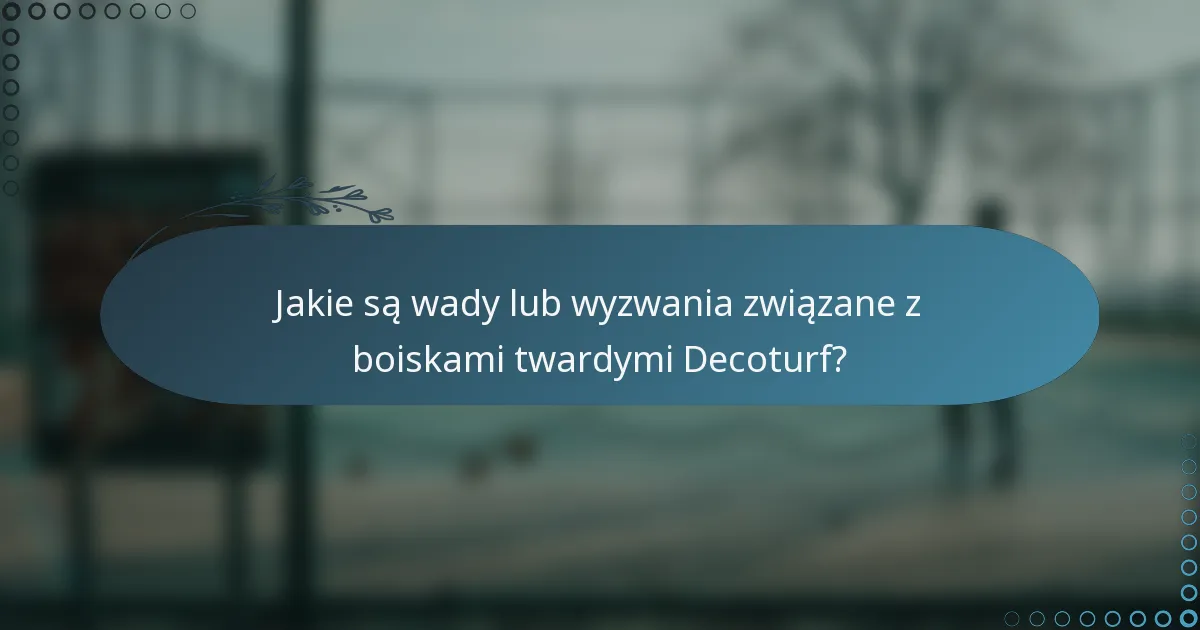 Jakie są wady lub wyzwania związane z boiskami twardymi Decoturf?